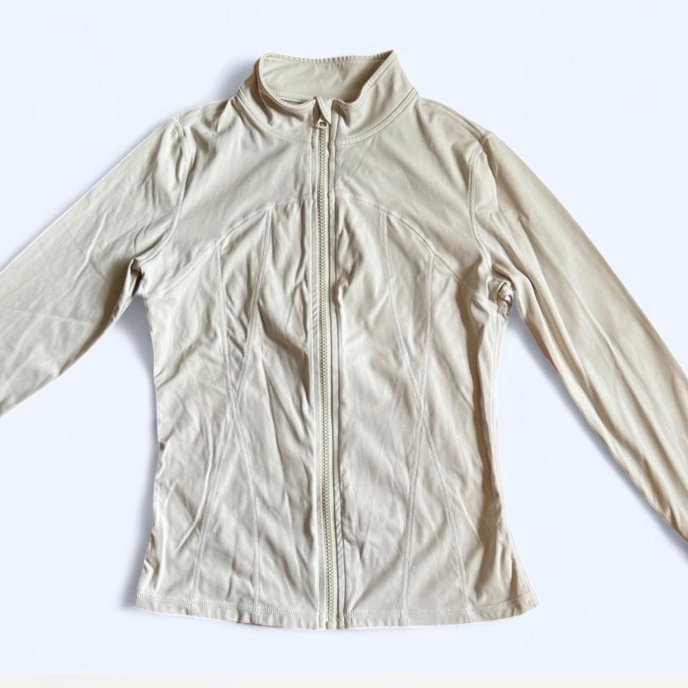 Cream Ski Jacket with Fitted Silhouette and Matte Finish